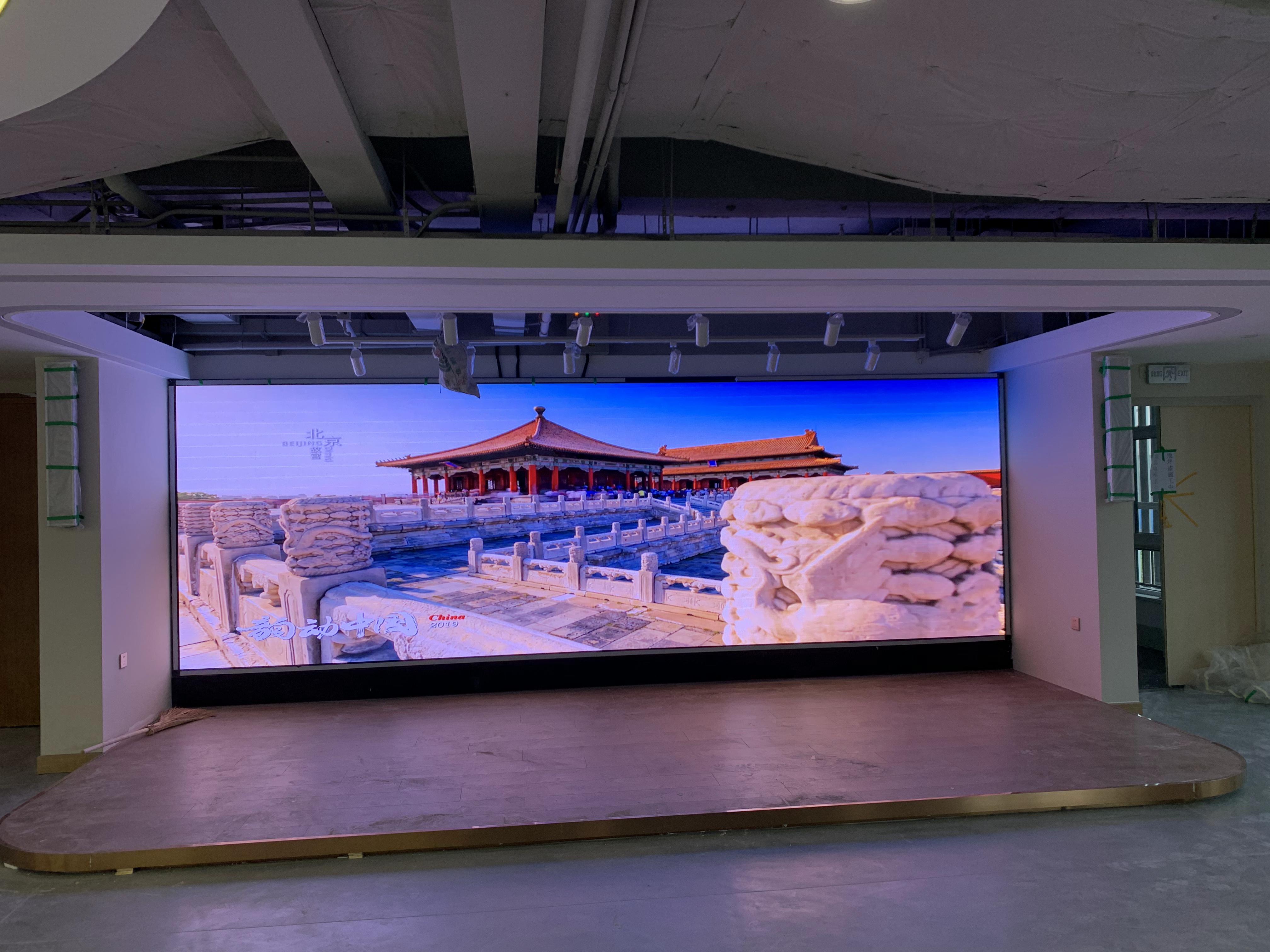 不同類型的LED芯片（如國產、進口）對顯示屏的壽命和穩定性有哪些影響？